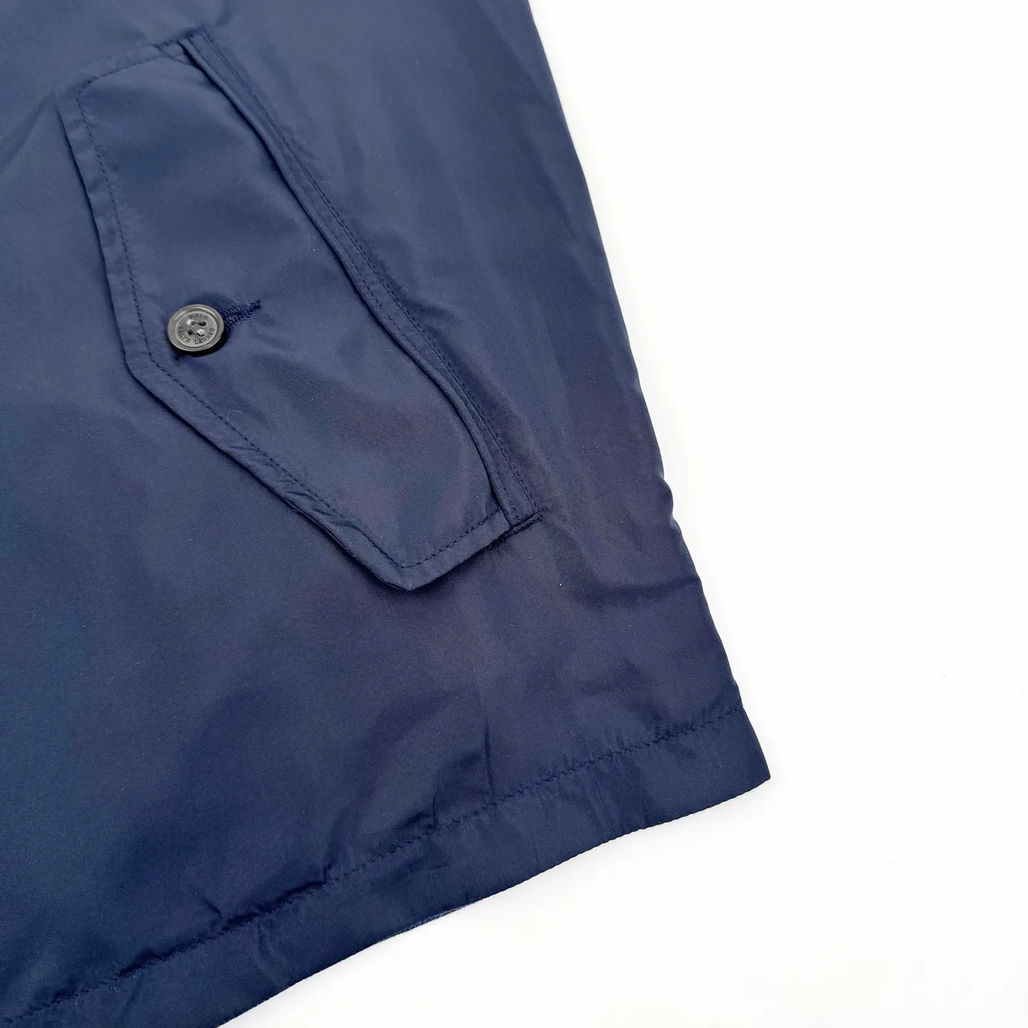 P590 Ralph Lauren pony embroidered reversible jacket (blue). Original purchase and development for RMB 3,990. The fabric is made of custom matte moiré taffeta and twill jacquard brocade. Light and tough, smooth drape, comfortable and close to the skin. Quiet dark blue. Elegant style. Twins in one suit. Unlimited style. One side is decorated with twill jacquard brocade. It has its own retro filter, like an old-school gentleman's pocket watch gear. The other side is made of matte moiré taffeta, which brings a sense of relaxed breathing. It has a casual gene and is embellished with exquisite pony logo. It is highly recognizable. The classic stand-up collar is closed with three hidden button tabs. Simplicity controls complexity. The design philosophy hidden in the details. Double-sided style. Hidden old money and slack in one garment. Imported machine embroidery technology is used. Advanced computer control system and sophisticated mechanical components are used to realize the iconic pony embroidery operation with high precision. The lines are smooth and delicate: the template machine opens the bag. The preset template guides the position, shape and size of the bag. The accuracy ensures the quality of the bag opening effect. Ergonomic three-dimensional cutting returns to traditional craftsmanship through segmentation, folding, shrinking and stretching. The so-called slow work produces fine work, which is the respect for the material. The pursuit of feel. The workmanship is complex and tedious. Slow aging. High loss. The fabrics have been washed. Better hand feel and texture. Not easy to deform and not easy to shrink. Not easy to fade and maintain long-lasting beauty. Size:S-M-L-XL